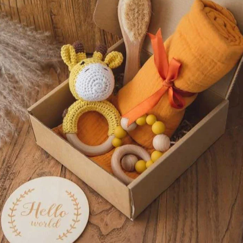 Animal New Born Baby Gift Set (0–6mths) in Yellow Giraffe - 6 Piece Set